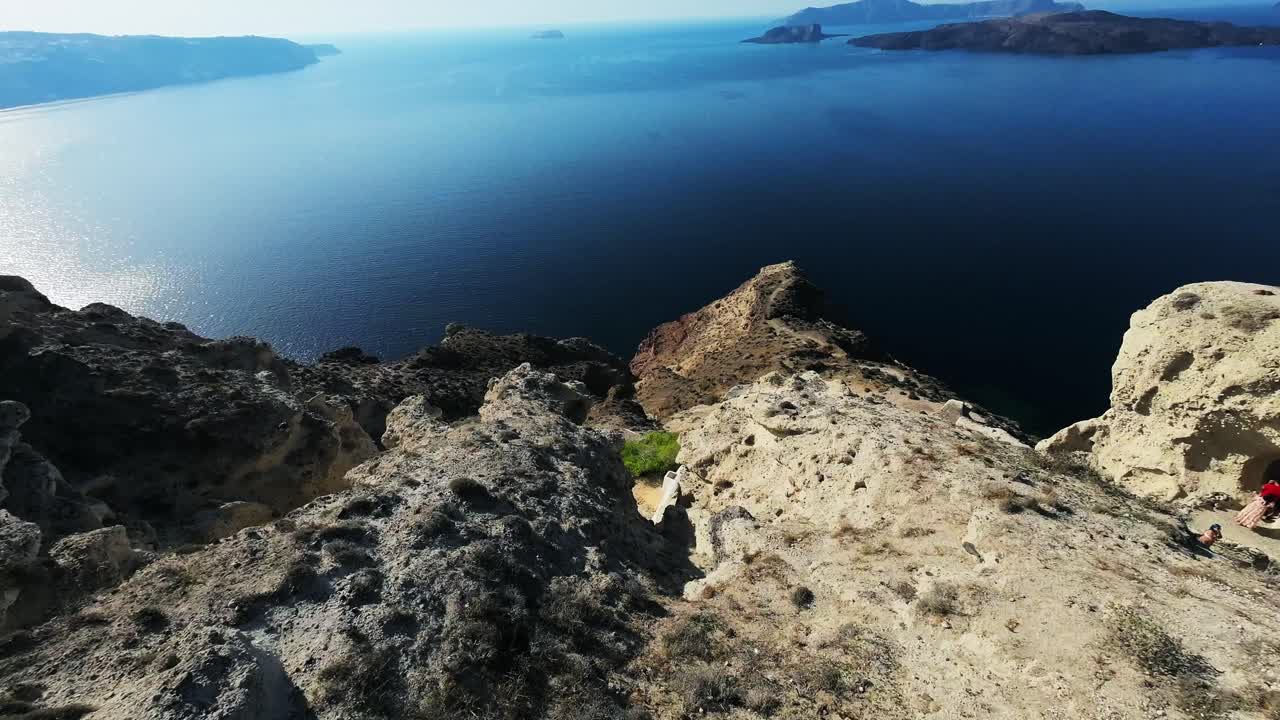 drone buceo santorini acantilado costa, concepto de viaje