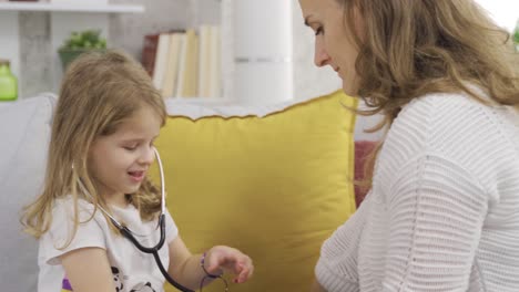 La-Madre-Está-Jugando-Al-Doctor-Con-Su-Hija-Que-Quiere-Ser-Doctora.