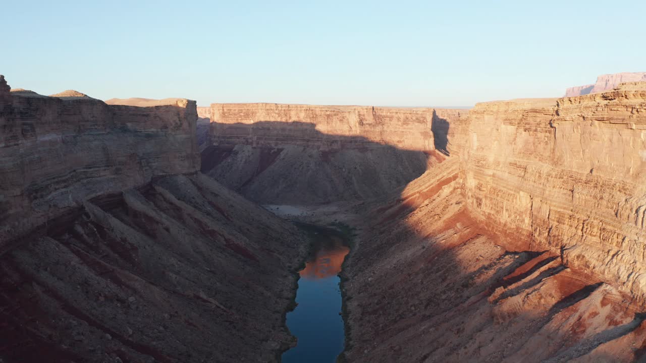 Dron przelatujący przez Marble Canyon z widokiem na rzekę Kolorado, Arizona
