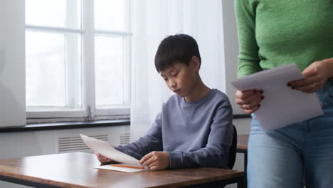 Asiatischer-Junge-In-Der-Schule