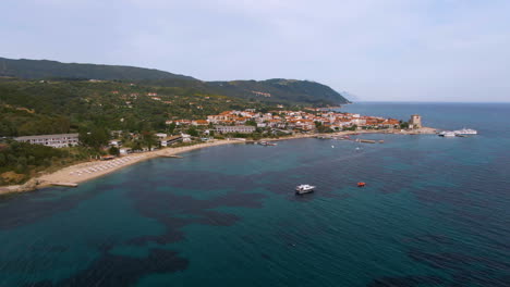 Luftaufnahmen-Des-Dorfes-Ouranoupoli-An-Der-Küste-In-Athos-Auf-Chalkidiki-An-Sonnigen-Tagen