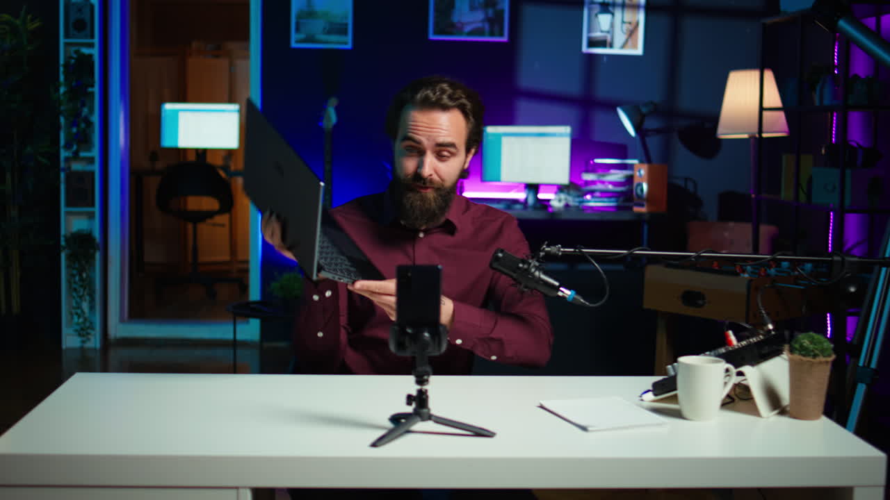 experto en tecnología hace marketing de influencia promoviendo el portátil