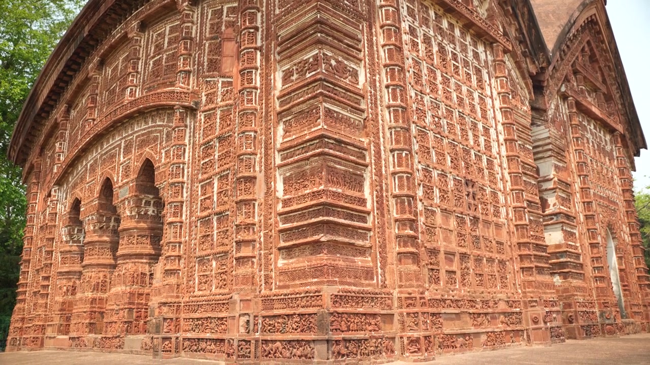 El Templo Joe Bangla en Bishnupur se erige como una notable obra maestra arquitectónica.