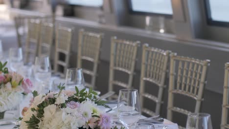 una mesa puesta en una boda