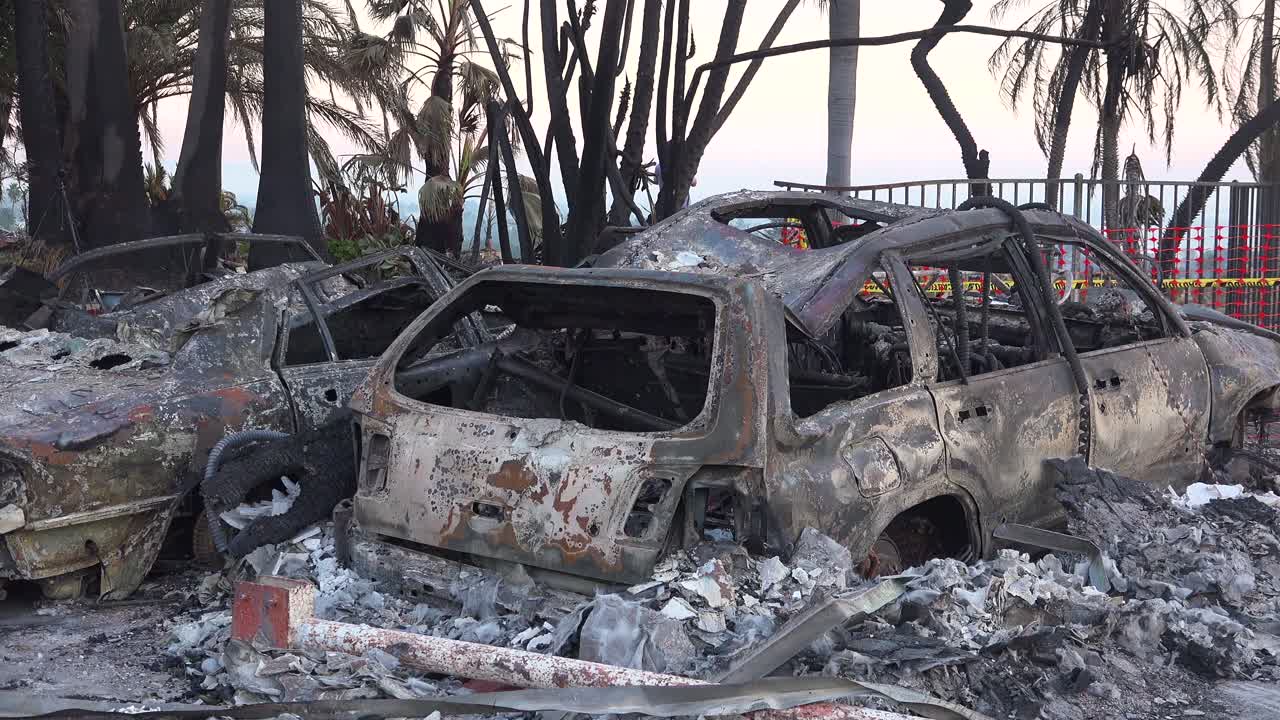 autos quemados arden al atardecer junto a una casa en la ladera después del incendio de 2017 thomas en el condado de ventura california 1