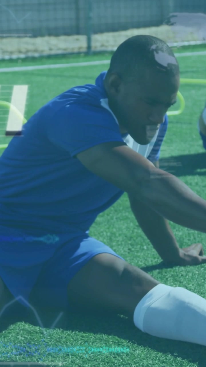 Vídeo vertical: Atleta masculino fazendo alongamento sentado na grama sintética aquecendo, com sobreposições mostrando o alcance da canela.