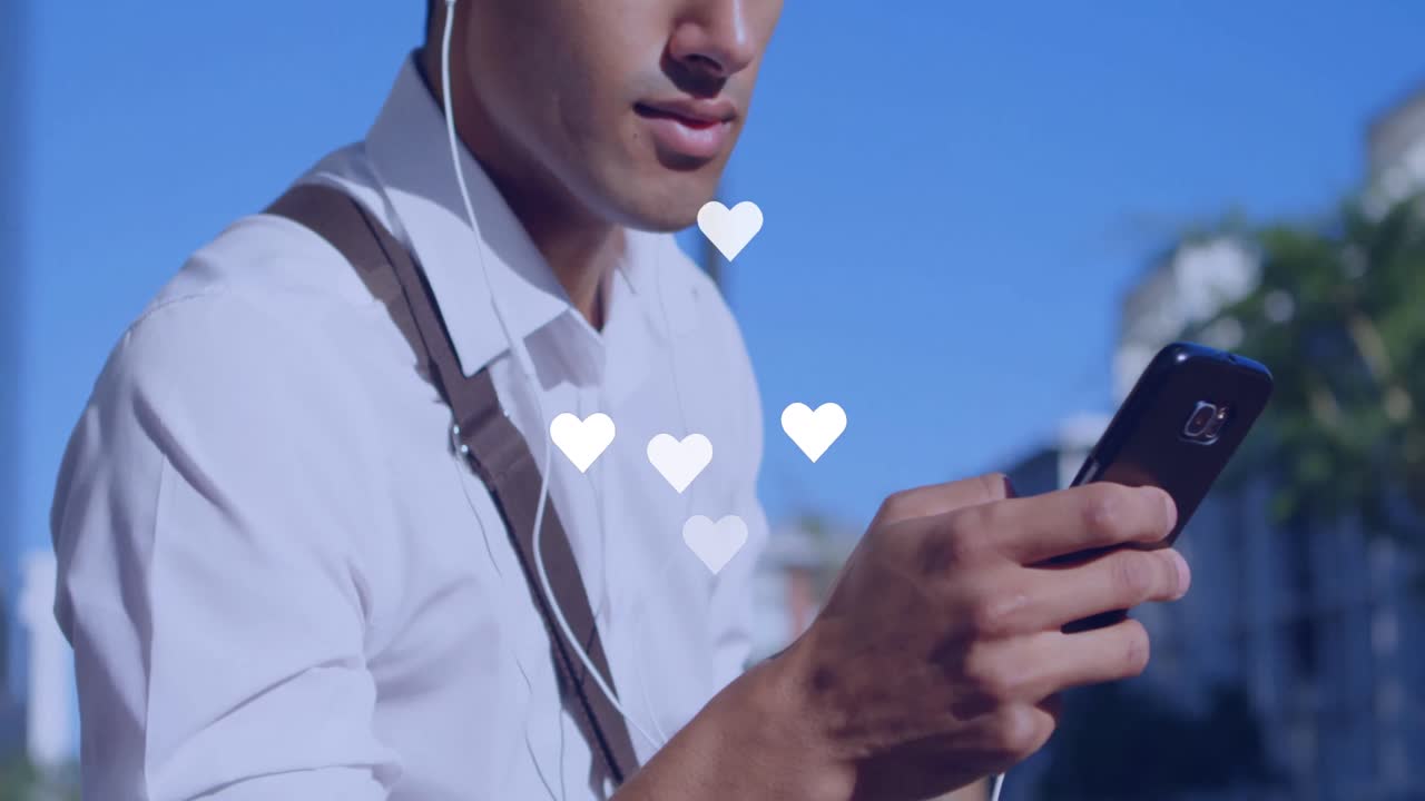 스마트폰을 사용하는 백인 남자의 손에 대한 소셜 미디어 반응의 애니메이션