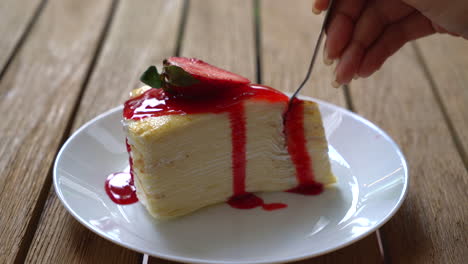 tarta de crespón de vainilla con salsa de fresa en café