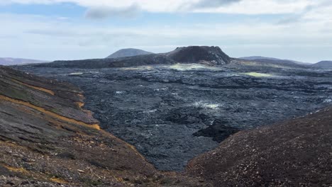 Schwarzes-Lavafeld-Vom-Vulkanausbruch-Fagradalsfjall-In-Island-2023,-Weitwinkelaufnahme