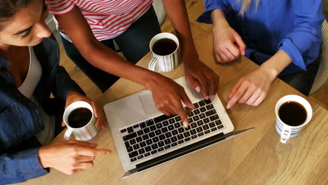 Freunde-Die-Zusammen-Laptop-Benutzen