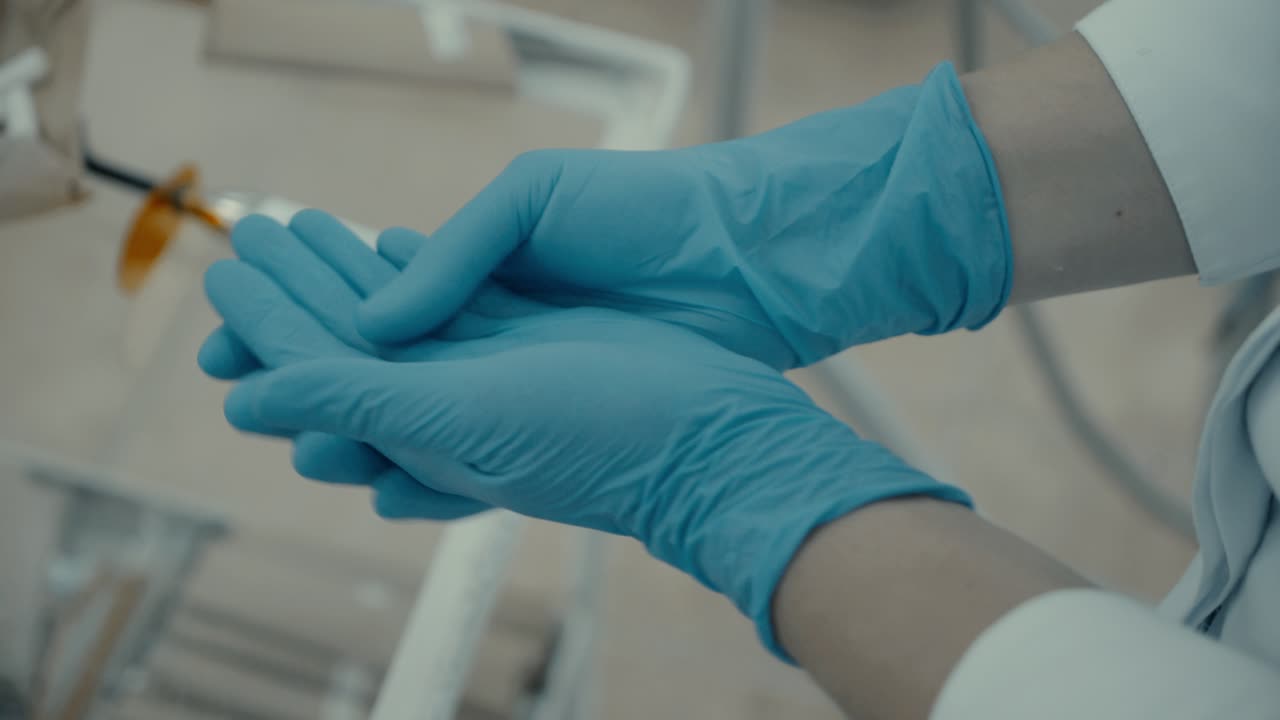 médico dentista con guantes