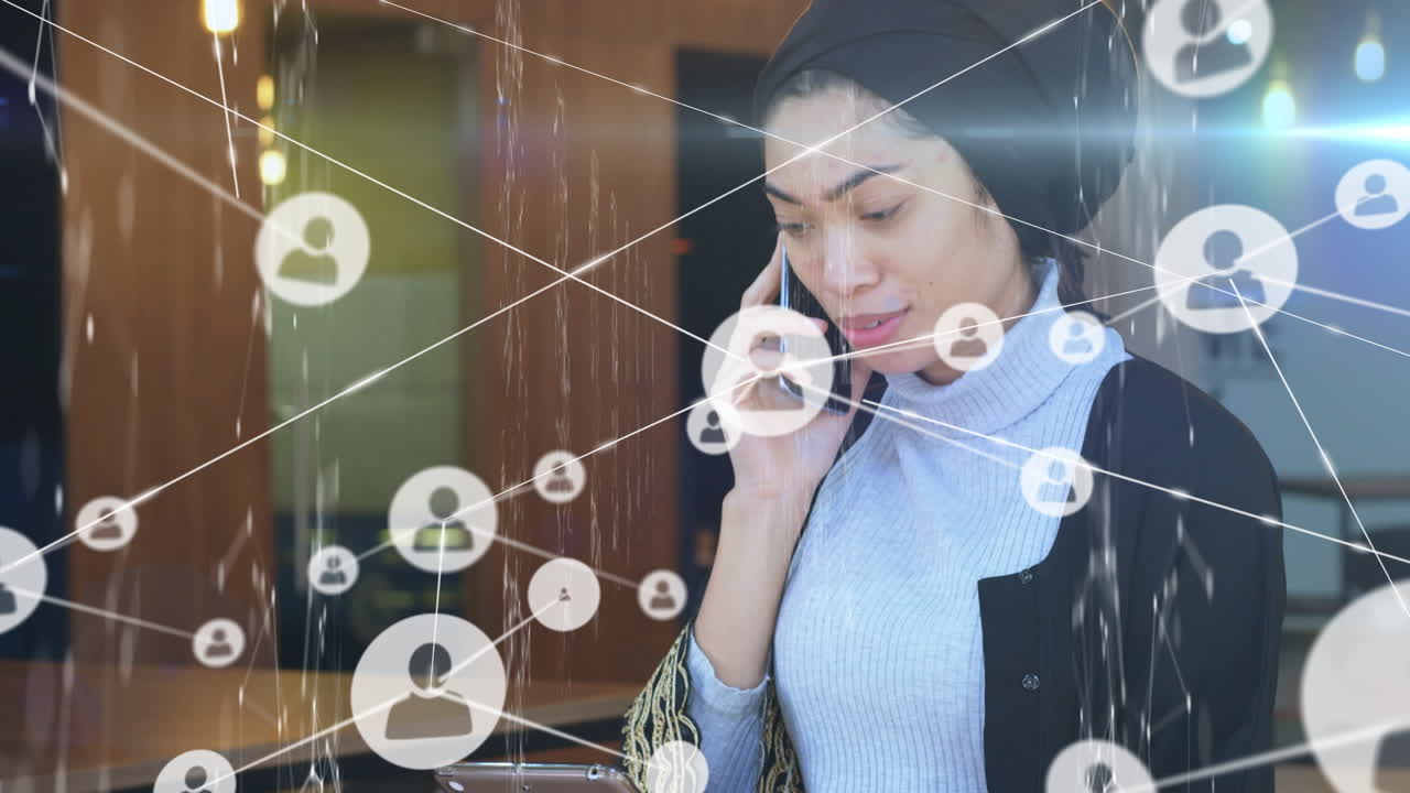 animación de la red de conexiones a través de mujeres de negocios biraciales que usan teléfonos inteligentes