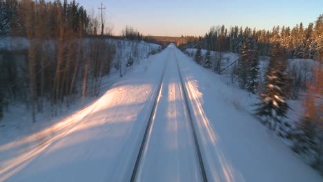 Time-Lapse-Pov-Desde-La-Parte-Delantera-De-Un-Tren-Que-Pasa-Por-Un-Paisaje-Nevado-3