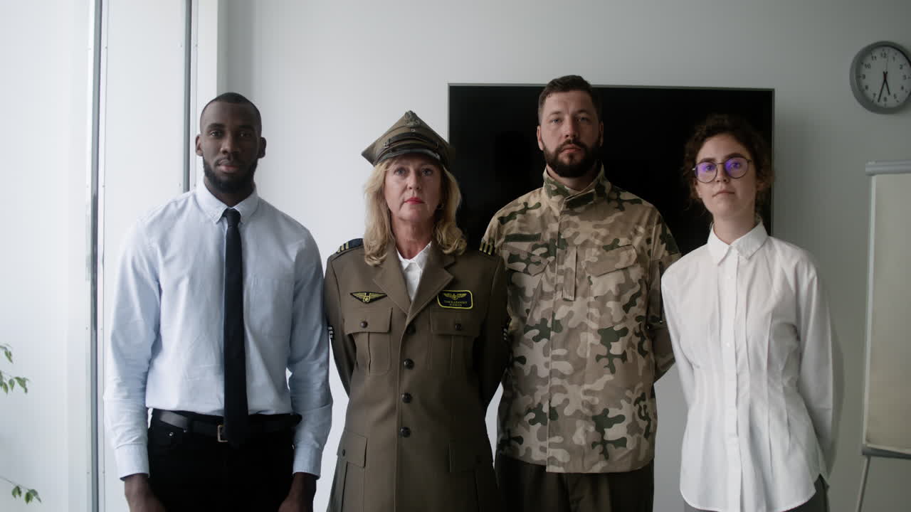 люди позируют в комнате