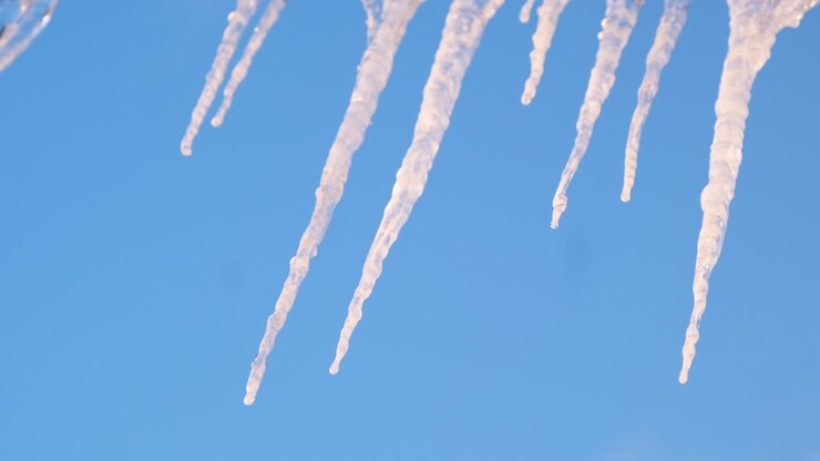 Istapper mod en blå himmel