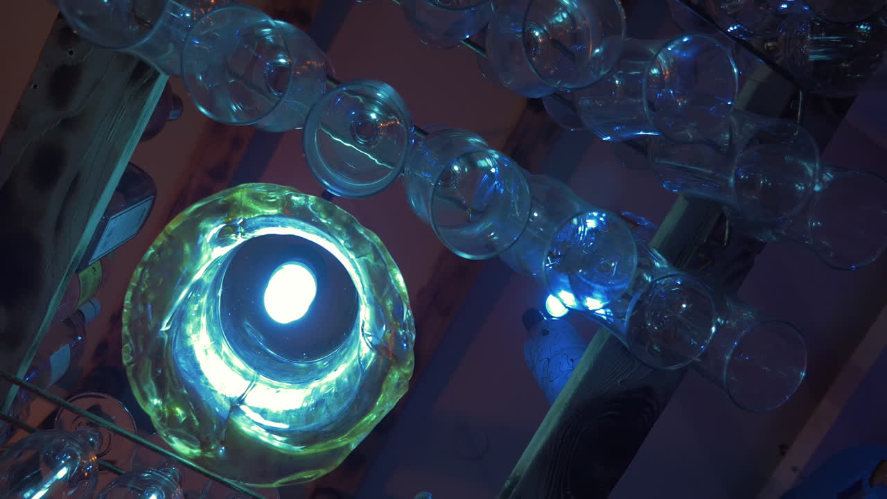 술집에 매달린 깨한 유리잔