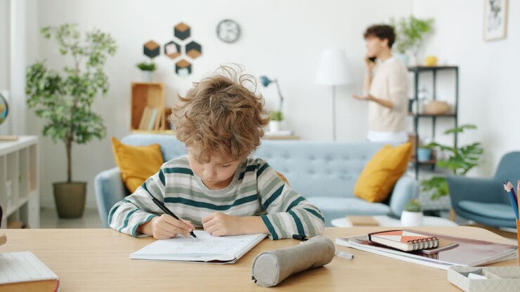 ребенок делает домашнюю работу дома