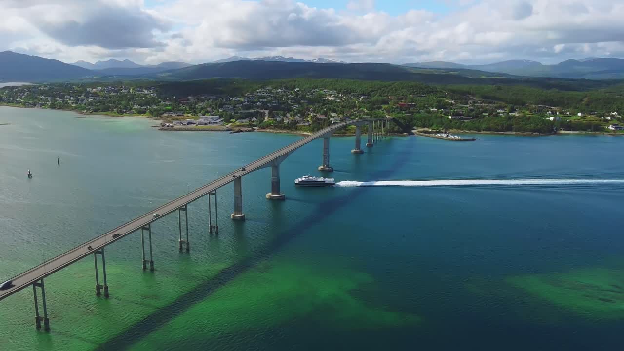 gisundbrua 아래에서 항해하는 보트의 공중 전망과 화창한 여름날 노르웨이 본토와 lofoten 섬을 연결하는 다리의 교통량, 드론 샷