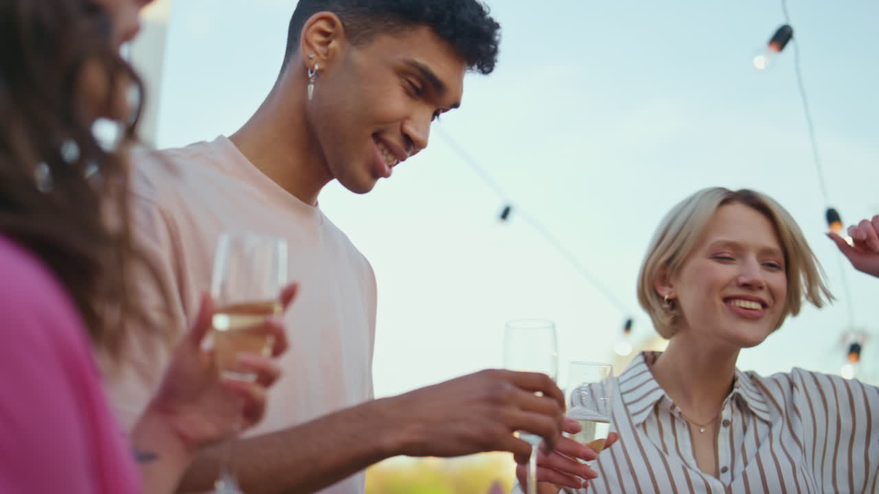 행복한 동료들이 페인을 마시며 파티를 축하합니다. 친구들이 모입니다.