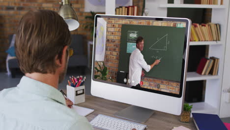 estudiante masculino caucásico usando la computadora en videollamada con el profesor masculino