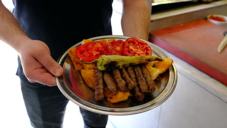 el plato de albóndigas listo para servir