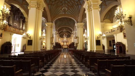 dentro de la catedral de lima