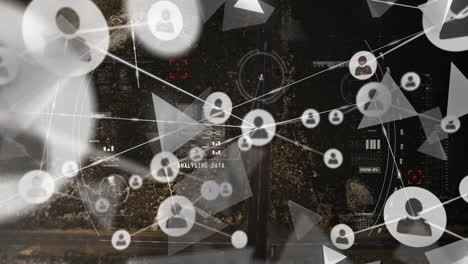 animación de la red de iconos de perfil y formas triangulares contra el escaneo de alcance sobre el paisaje urbano