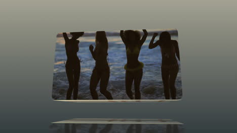 mujeres en bikini bailando en la playa
