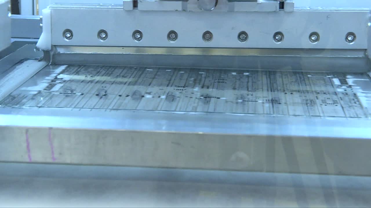 금속 기계 중 오른쪽 패닝이 자동으로 작동 중입니다.