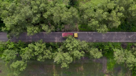 Lastwagen-Fährt-Auf-Einer-Geraden-Asphaltstraße-Durch-Einen-Dichten-Wald