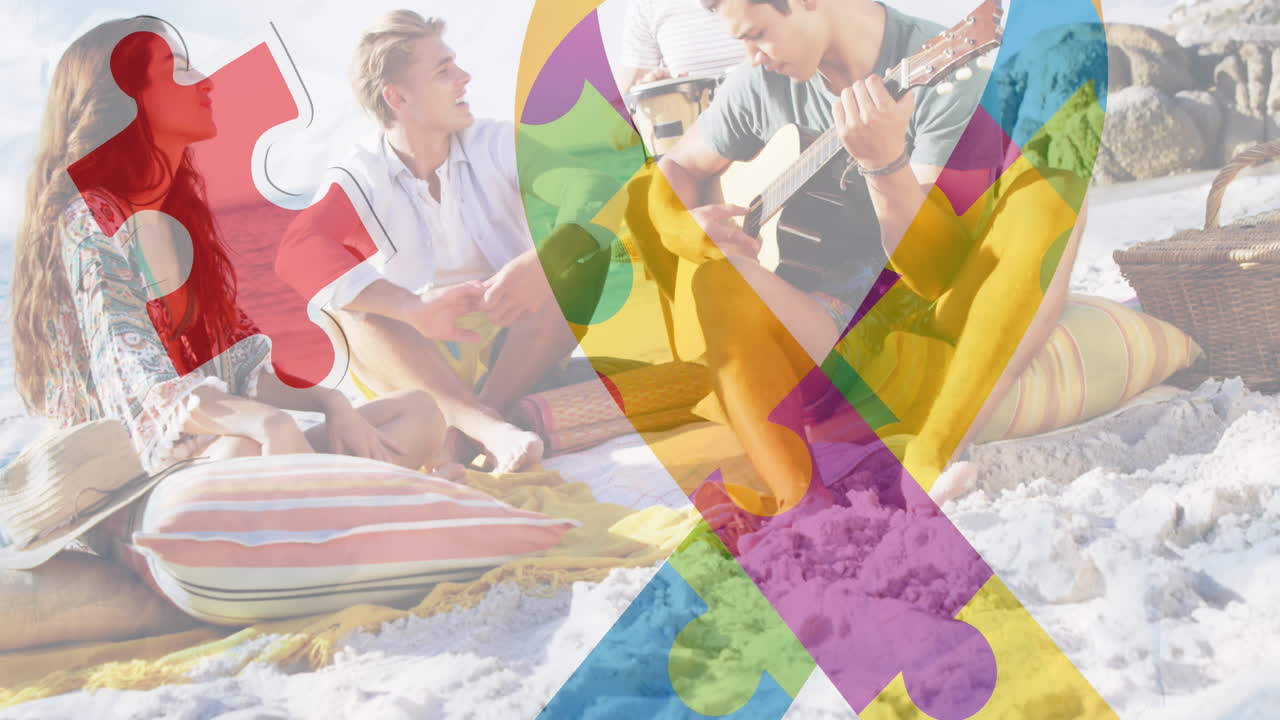 여름 해변 파티에서 행복한 친구들 위에 다채로운 퍼즐 조각의 리본 애니메이션