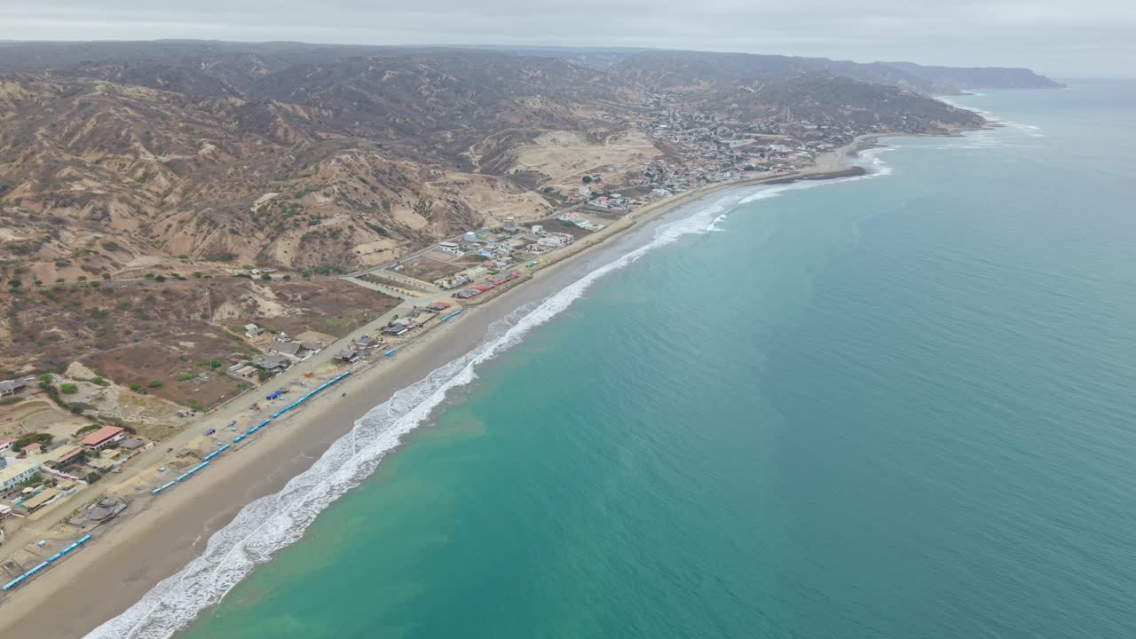 Vista aérea da praia de Santa Marianita, Equador, e da costa do Oceano Pacífico.