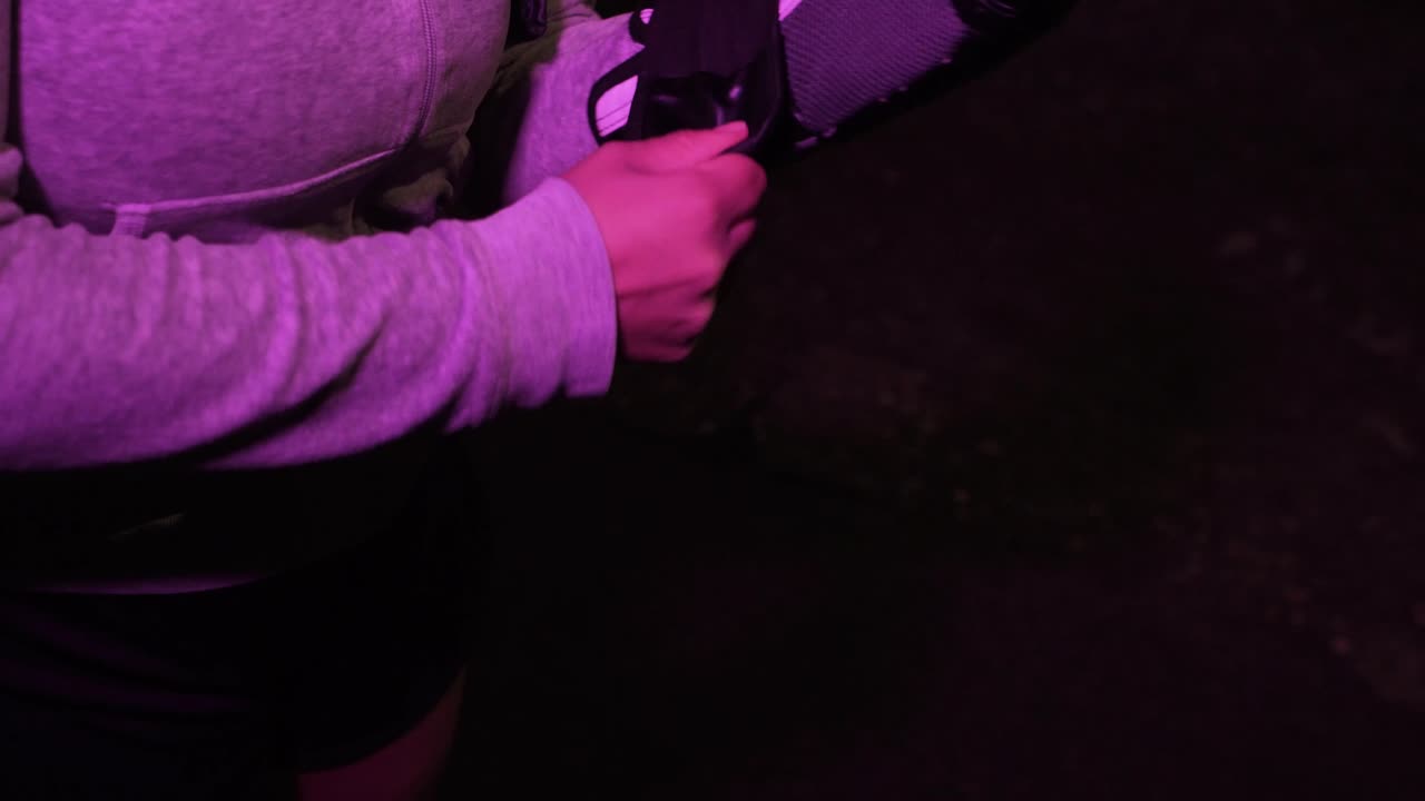 Donna che indossa i guantoni per la boxe di strada