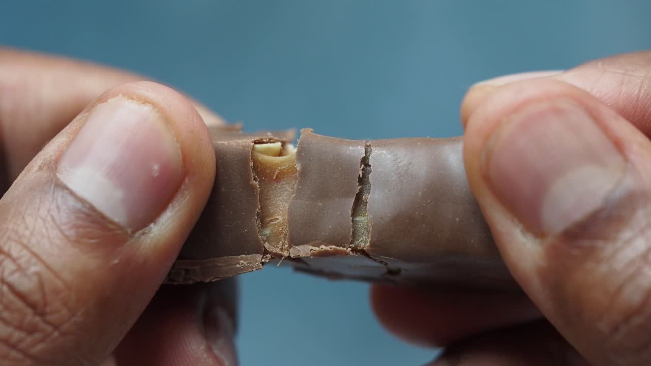 카라멜을 채운 깨진 초콜릿 바