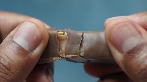 barra de chocolate rota con relleno de caramelo