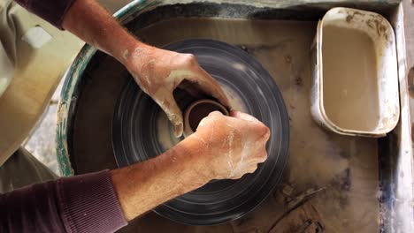 Alfarero-Masculino-Haciendo-Olla