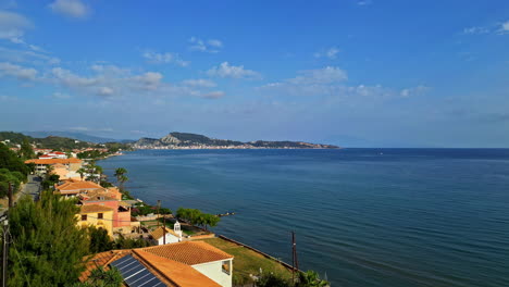 Paisaje-Marino-Y-Ciudad-En-Grecia:-Fotografía-Aérea-Con-Dron