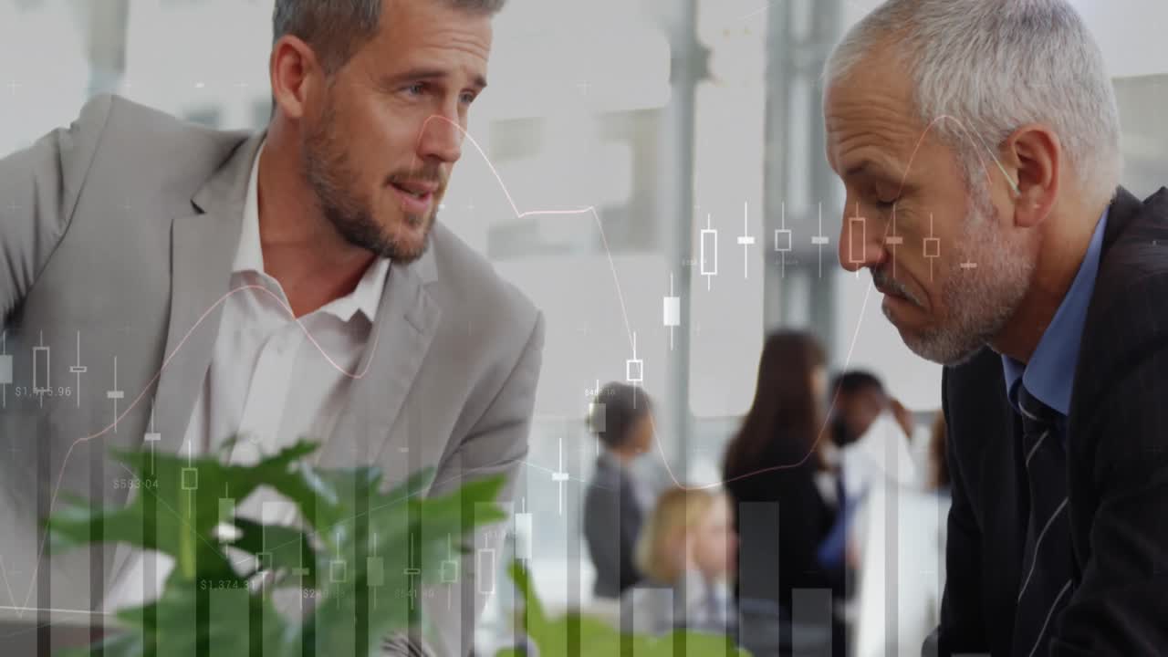 animación del procesamiento de datos financieros sobre diversas personas de negocios en la oficina