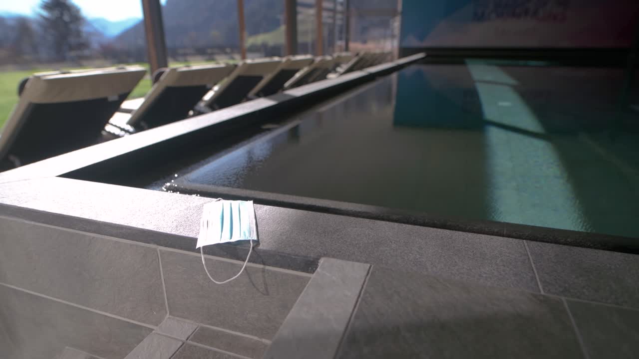 mascarilla junto a una piscina en un hotel