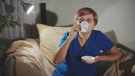 mujer relajándose con té por la noche