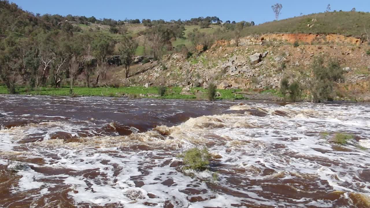 whitewater corriendo sobre bells rapids perth swan valley