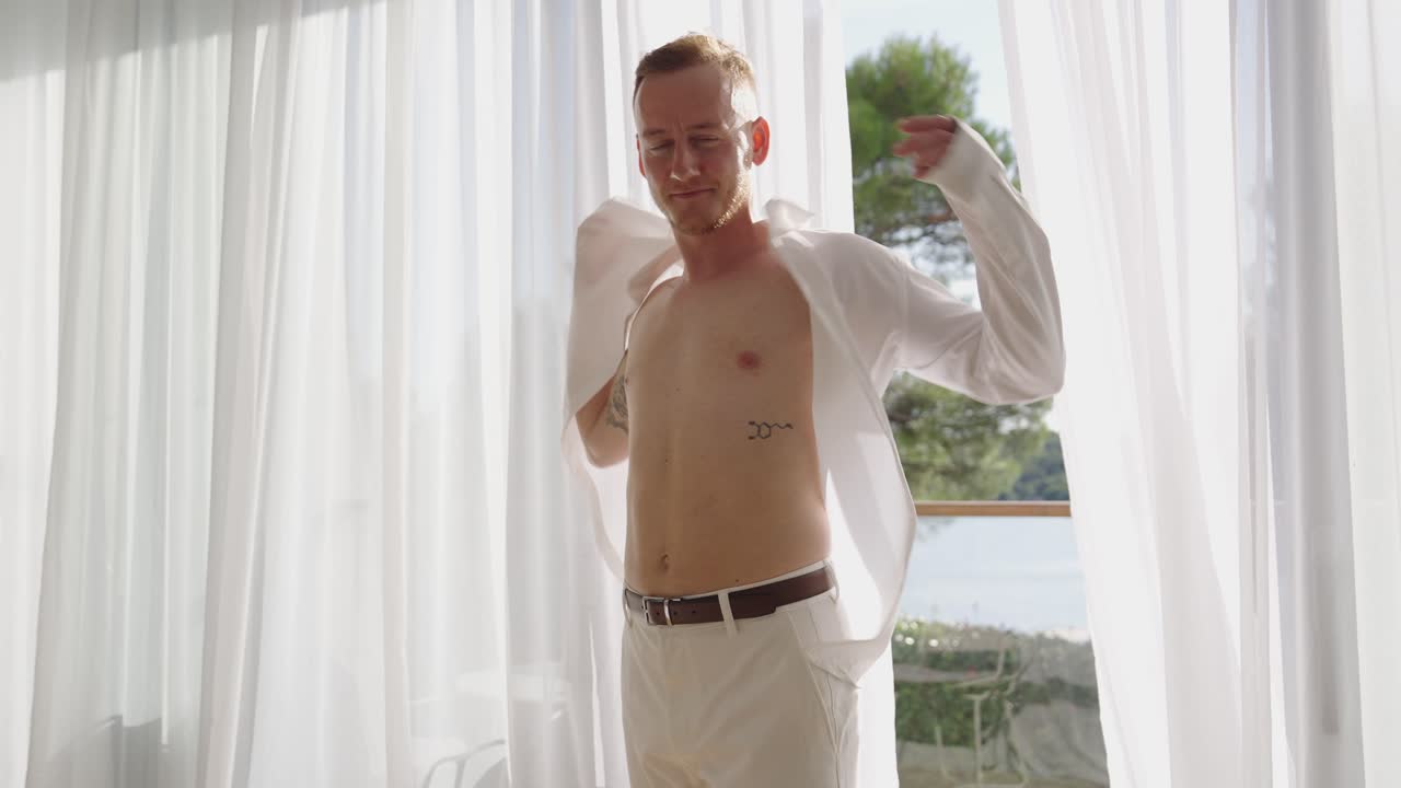 Bell’uomo si prepara per il matrimonio, vista frontale