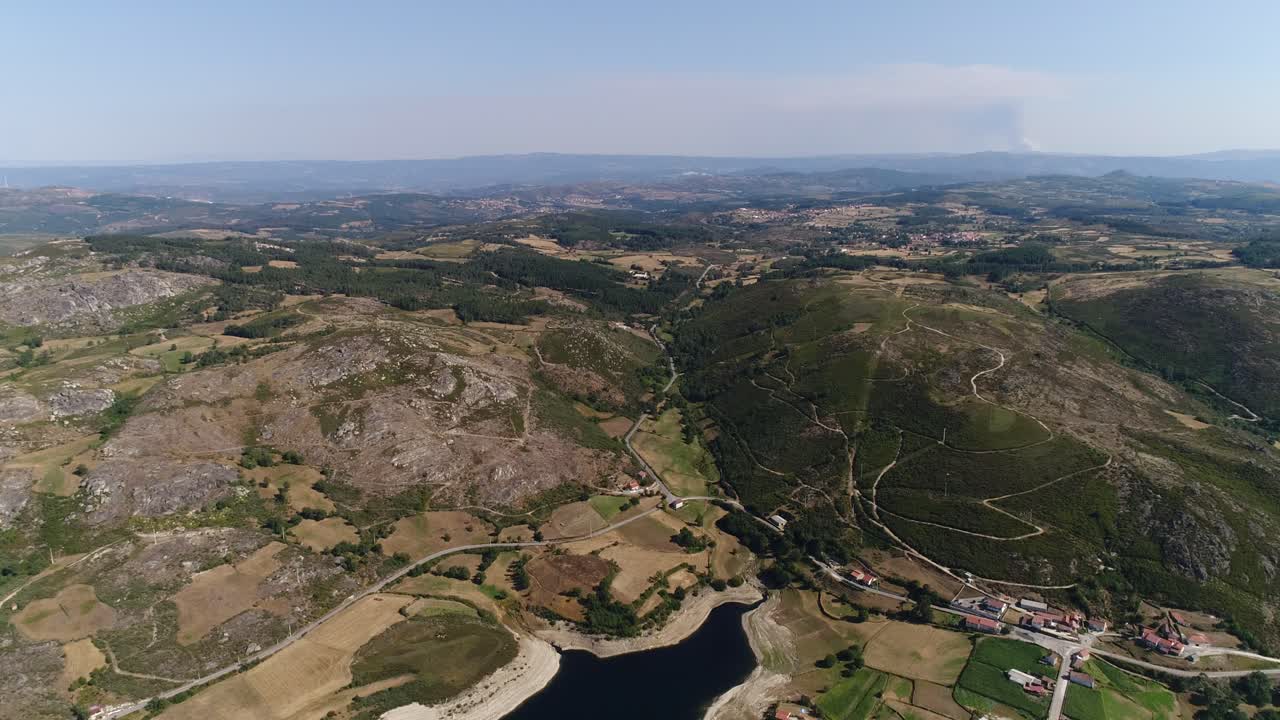 increíble vista del paisaje escénico en la europa rural, las montañas en el fondo disparado por un dron
