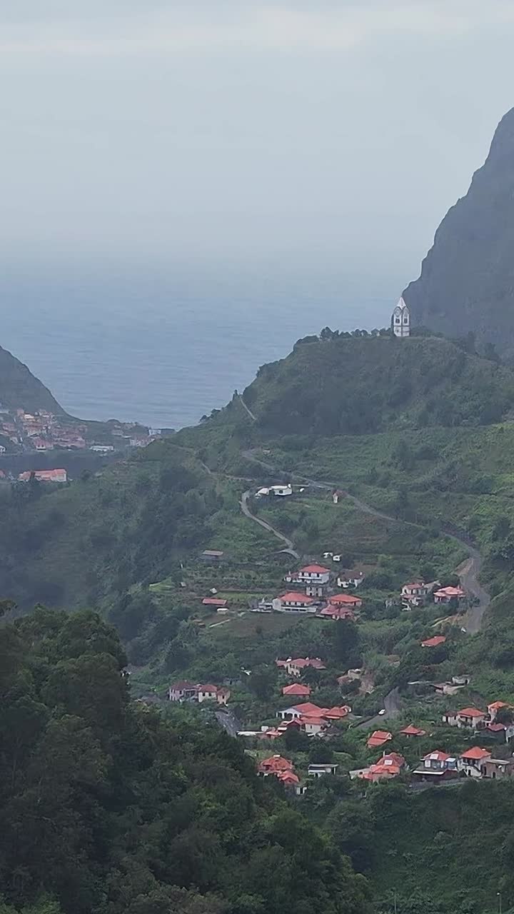Majestuosa vista aérea de los exuberantes valles y el paisaje costero de Madeira