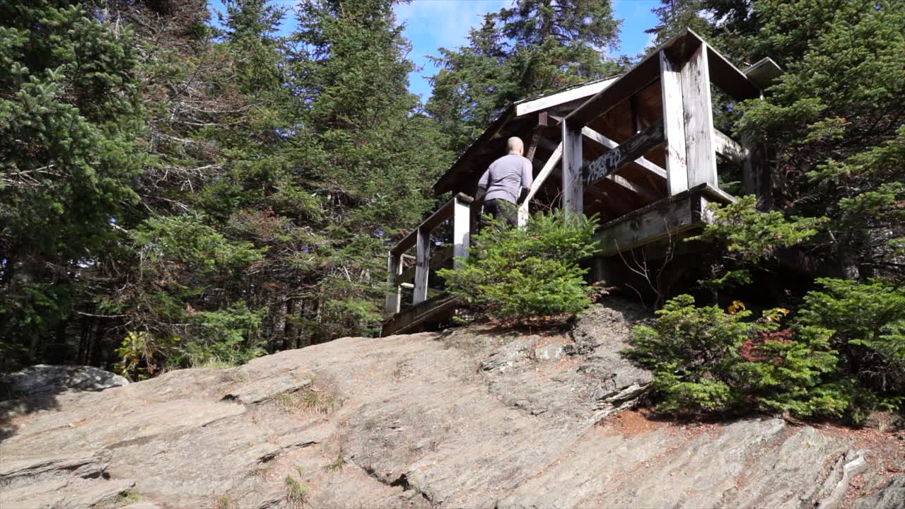 대피소로 달려가는 남자
