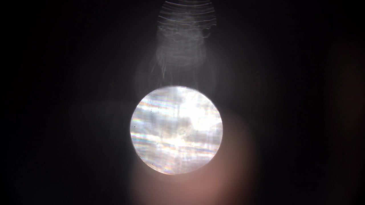 Effetti astratti di light leaks e lens flare su sfondo nero