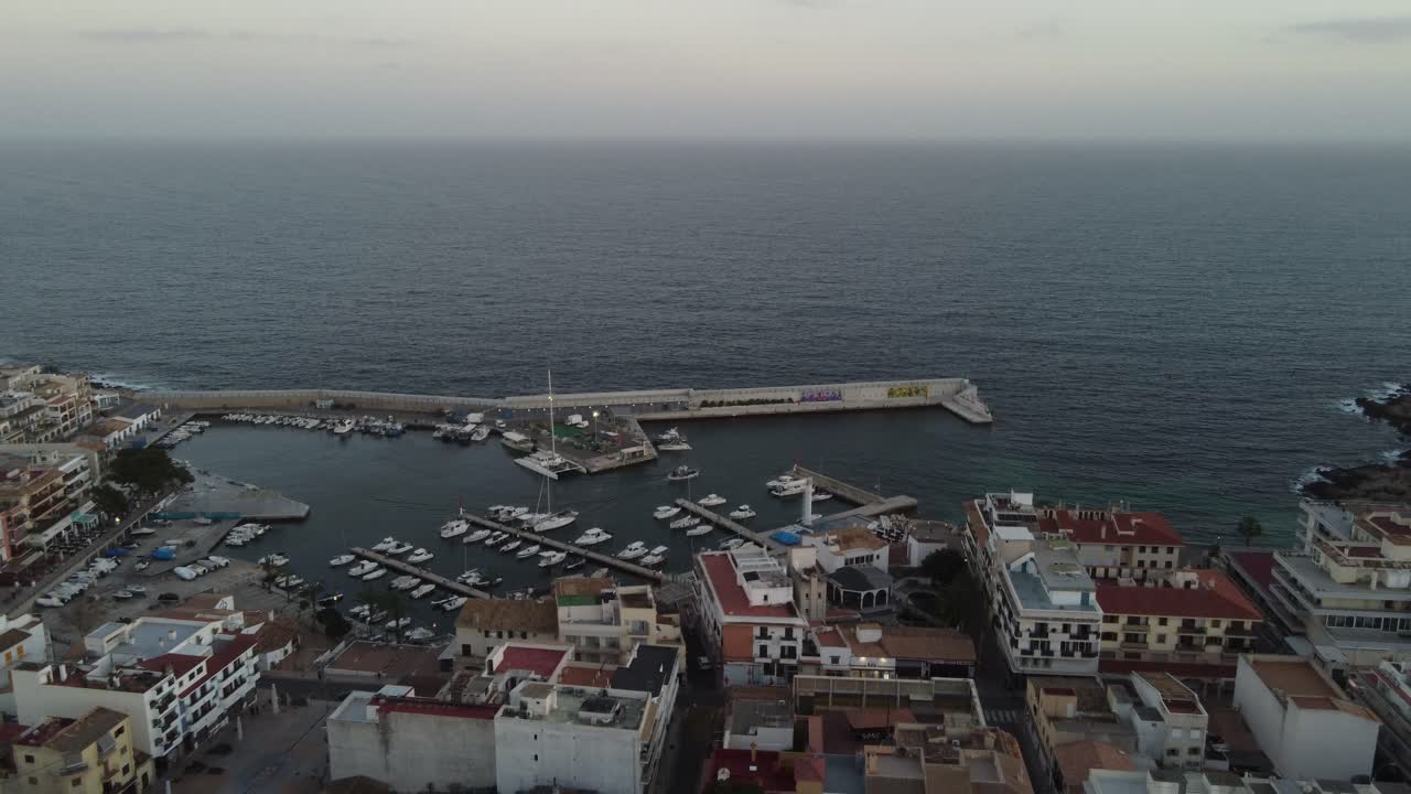 Vista aérea del puerto y pueblo de Cala Rajada al anochecer. Mallorca, España