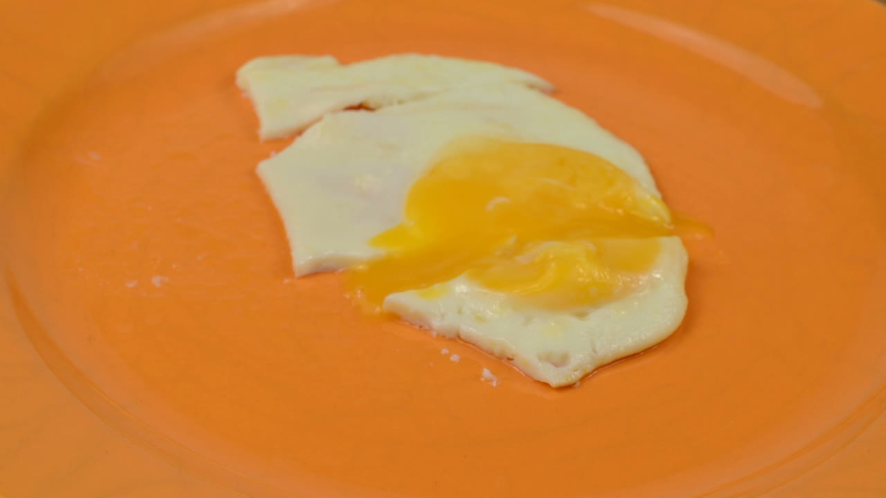 Riprese di uova fritte. Stop motion.
