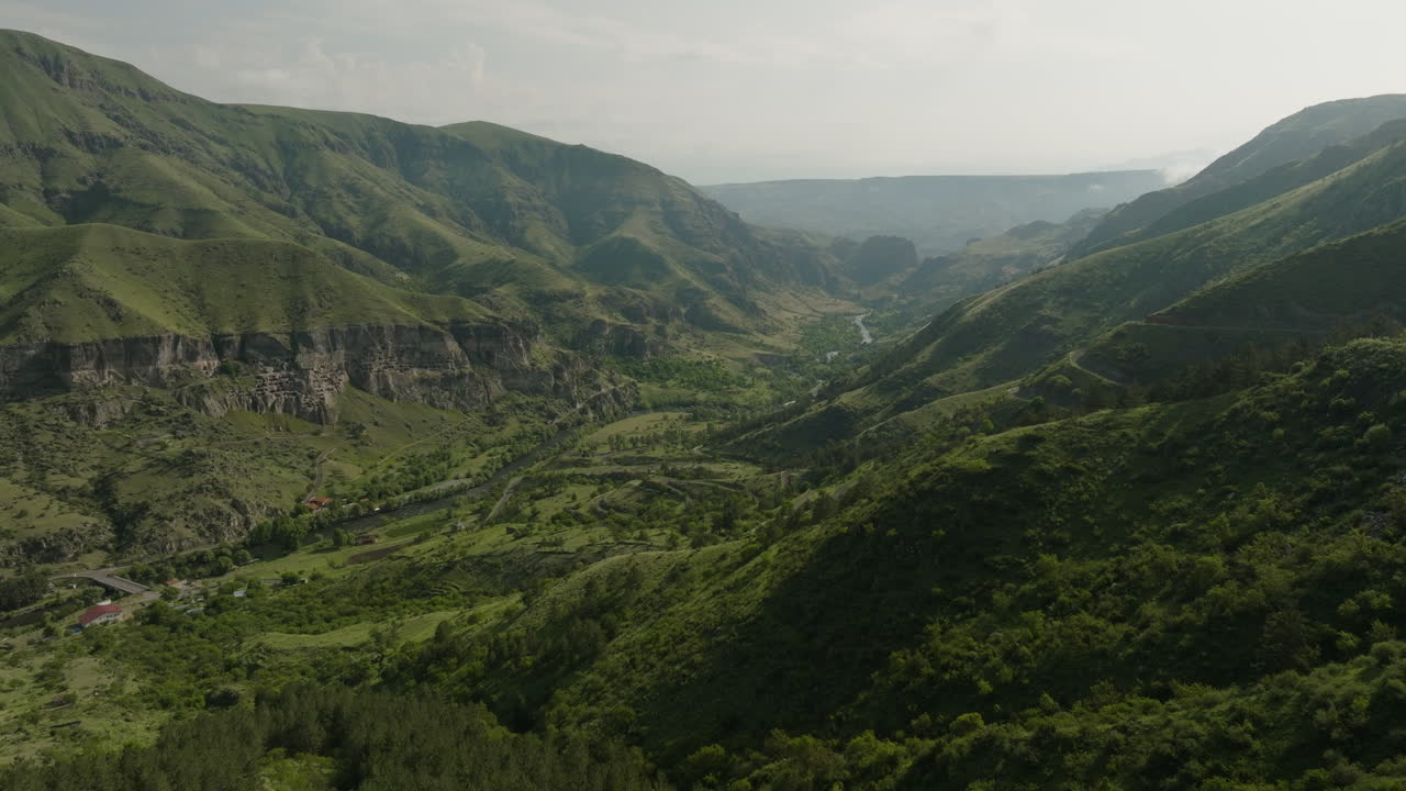 Panorama delle Montagne del Grande Caucaso con la città rupestre di Vardzia vicino ad Apnia, Georgia