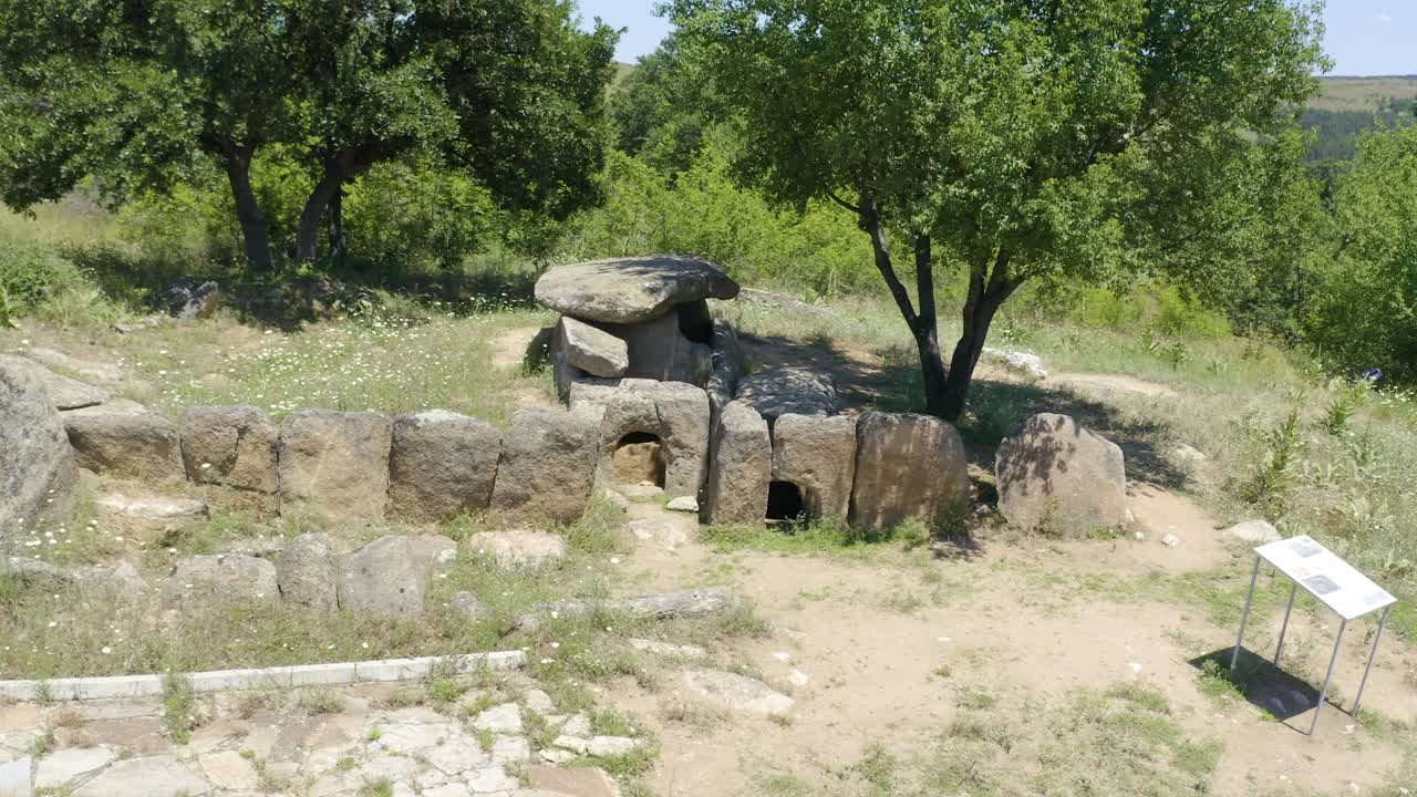 vista aérea de los dolmens conservados alrededor de hlyabovo en bulgaria